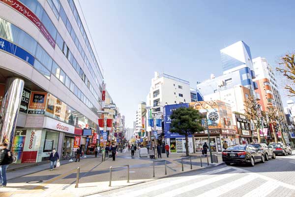 市街地で食事 